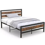 Industrielles Metall-Plattformbettgestell für Doppel- oder Queensize-Bett mit rustikalem Kopfteil und Matratzenunterbau
